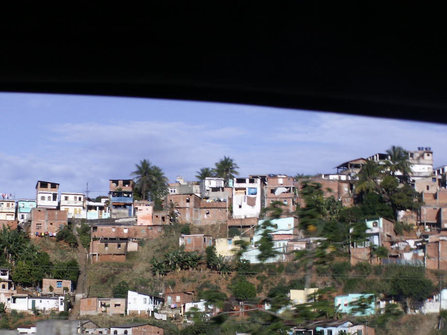 Favelas in Salvador da Bahia: April 2021: Mehr als 40 Millionen Brasilianer haben nicht genug zu essen und der Hungerindex hat laut einem aktuellen Bericht seinen höchsten Stand seit 2004 erreicht. Die Arbeitslosigkeit liegt bei über 14%. Die überwiegende