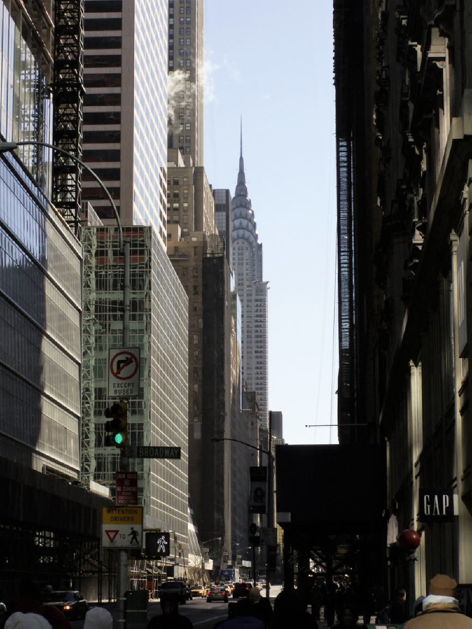 Das Chrysler Building zählt zu den Wahrzeichen der Metropole. Das Chrysler Building zählt mit seiner silber glänzenden Spitze und den darunter liegenden Edelstahlbögen aus der Art-déco-Zeit zu den bekanntesten Hochhäusern der Welt. Es steht im Ruf, dass eR