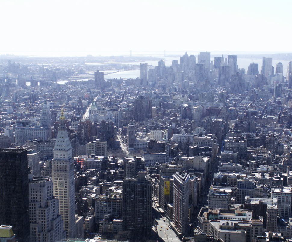 Die Räume der 102 Stockwerke des Empire State Buildings werden überwiegend gewerblich genutzt. Auf der Freifläche in der 86. Etage sowie in der 102. Etage befinden sich öffentlich zugängliche Aussichtsplattformen, die zu den meistbesuchten Sehenswürdigkeic