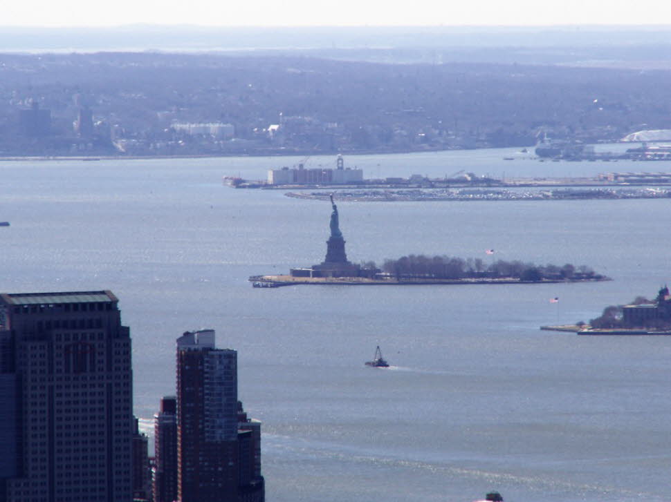 Die Freiheitsstatue (englisch Statue of Liberty, offiziell Liberty Enlightening the World, auch Lady Liberty; französisch La Liberté éclairant le monde) ist eine von Frédéric-Auguste Bartholdi geschaffene neoklassizistische Kolossalstatue bei New York. Sil
