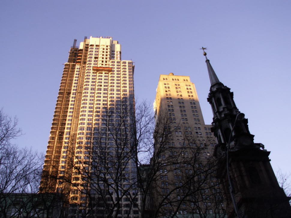 Die größte im neugotischen Stil erbaute Kathedrale in den Vereinigten Staaten ist die St. Patrick’s Cathedral. Sie befindet sich an der Fifth Avenue in Manhattan, zwischen der 50. und der 51. Straße, direkt gegenüber dem Rockefeller Center. Die Kathedraled