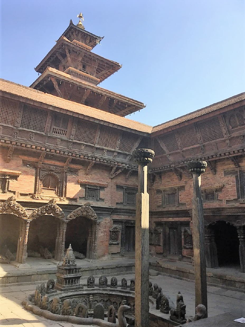 Der Palast hat eine Reihe von miteinander verbundenen Innenhöfen hinter den Fenstern, überhängenden Traufen und zarten Holzgittern. Das nördliche Tor wurde mit goldenen Toranas eingraviert, die Parvati, Shiva, Ganesha und Kumar zeigen. Über dem Tor befindk