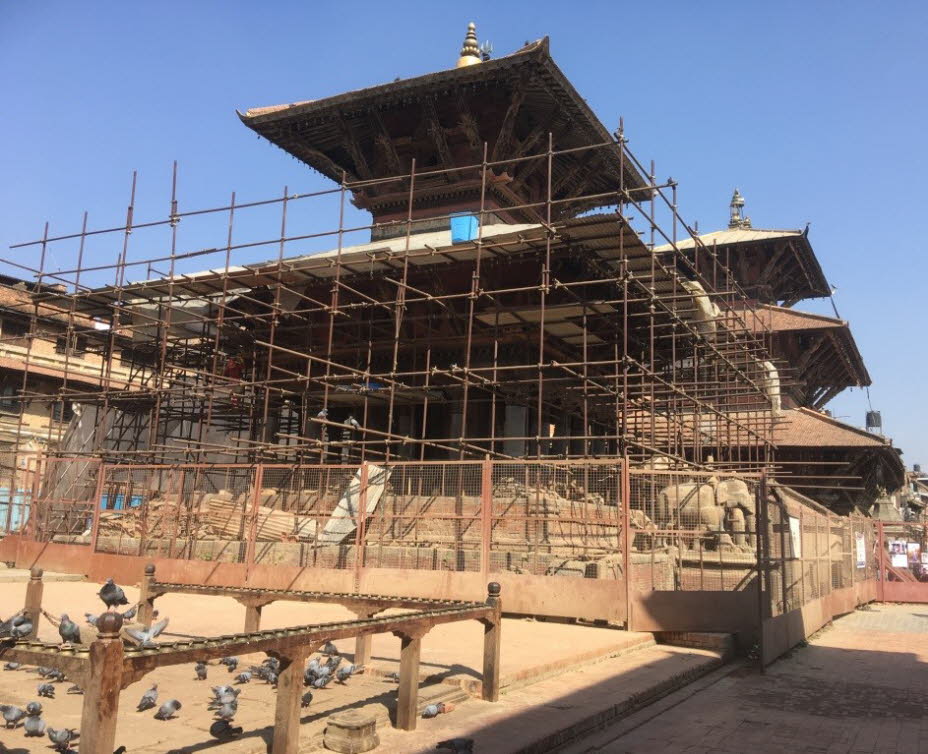 Der Patan Durbar Square befindet sich im Zentrum der Stadt Lalitpur in Nepal. Es ist einer der drei Durbar-Plätze im Kathmandu-Tal, die alle zum UNESCO-Weltkulturerbe gehören. Eine seiner Attraktionen ist der alte königliche Palast, in dem die Malla-KönigU