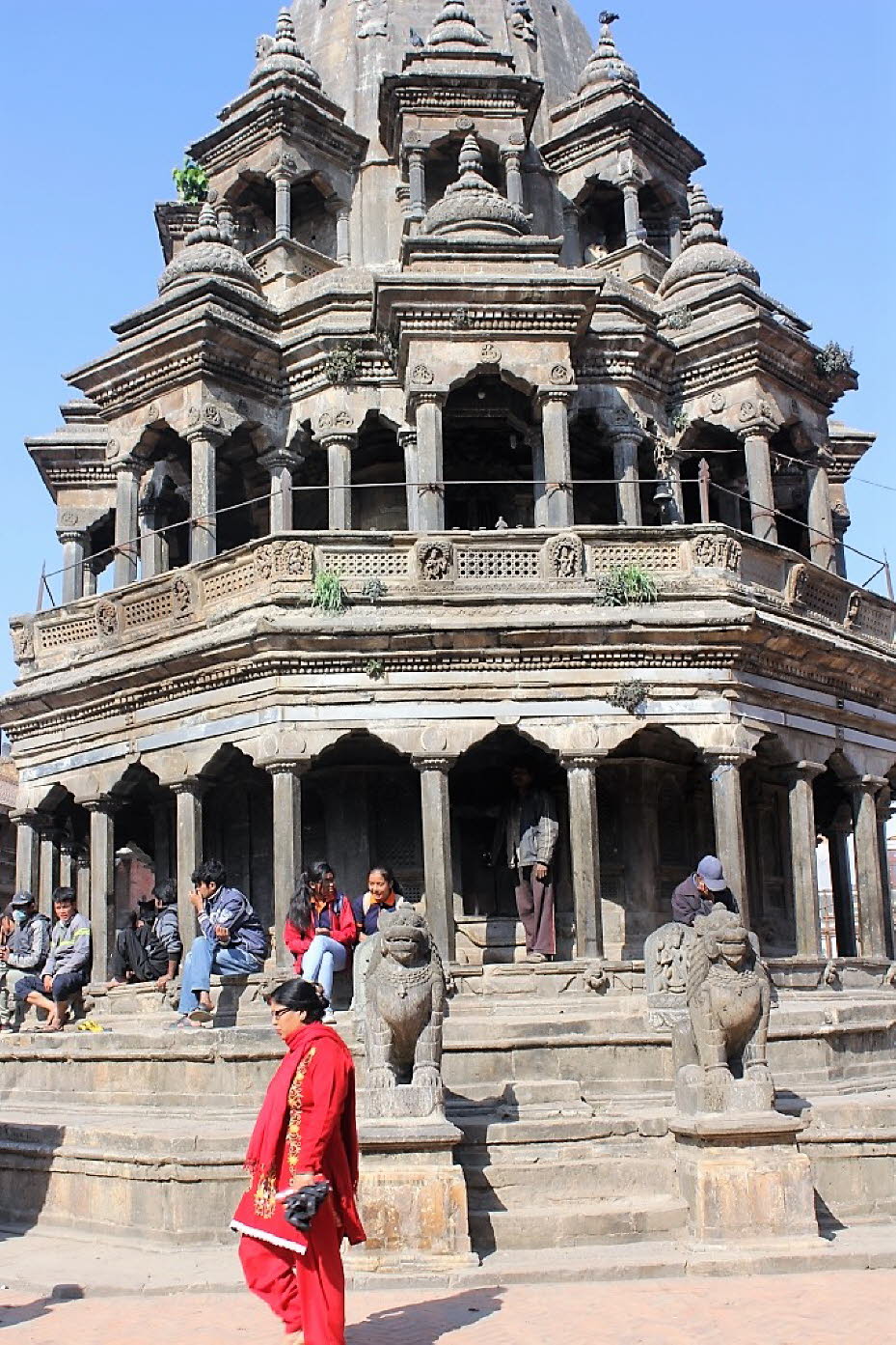 Der Krishna-Tempel auf der Westseite von Patans Durbar-Platz wurde 1637 fertiggestellt. Die Legende besagt, dass er von einem Traum inspiriert wurde. Eines Nachts träumte König Siddhi Narasingh Malla (reg. 1620-61) davon, dass die Götter Krishna und Radhaœ