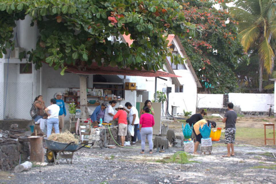 Puerto  Villamil Isabella Island: Puerto Villamil ist ein kleines Hafendorf am sdstlichen Rand der Isla Isabela auf den Galapagos-Inseln. Von den 2.200 Menschen, die auf Isabela leben, lebt die Mehrheit in Puerto Villamil. Der Hafen ist hufig voll mit 
