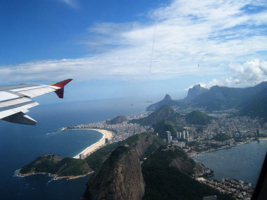 Rio de Janeiro liegt im äußersten Westen des brasilianischen Atlantikküstenstreifens (zwischen der Meerenge östlich der Ilha Grande an der Costa Verde und Cabo Frio), in der Nähe des Wendekreises des Steinbocks, wo die Küste ost-westlich ausgerichtet ist 8
