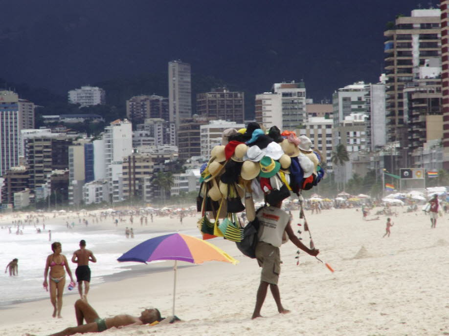 Rio Strand von Ipanema: Der Strand von Ipanema grenzt an einem Ende an den Strand Arpoador und am anderen Ende an den Strand Leblon. Dieser Strand gilt als eines der wichtigsten Aktivitätszentren der Stadt Rio. Als einer der teuersten Orte zum Leben ist d'