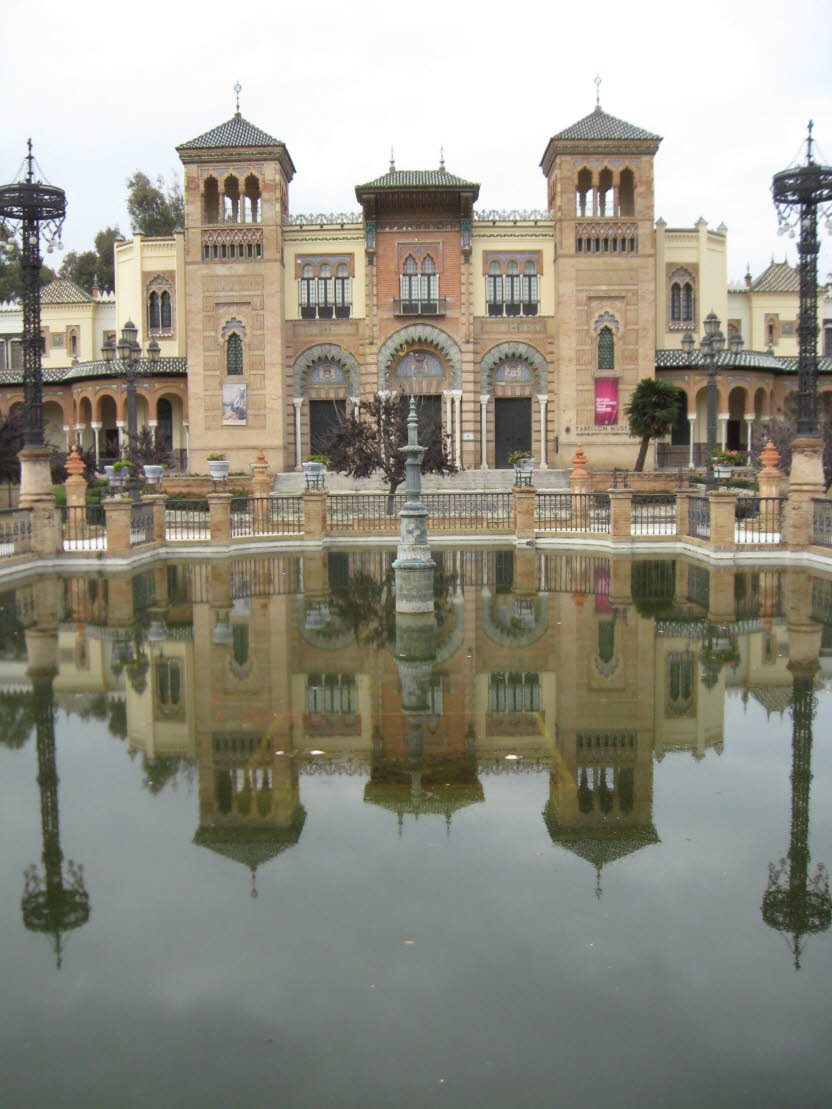 Der Real Alcázar de Sevilla ist der Königspalast von Sevilla. Der Name „Alcazar“ bedeutet auf Spanisch Burg und leitet sich vom arabischen Wort al-qasr (Festung oder Palast) ab. Der Palastkomplex ist im Mudéjar-Stil gehalten, einem Baustil mit vielen Einf