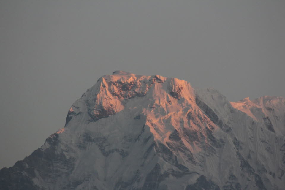 Trekking von Kande nach Panchaase Bhaniyang: nächsten Morgen schauten alle zusammen den Sonnenaufgang an. Wir hatten einen herrlichen Blick auf das gesamte Annapurna Massiv. Die Erstbesteigung erfolgte 1964 durch ein sechsköpfiges Team des Kyoto Universitþ