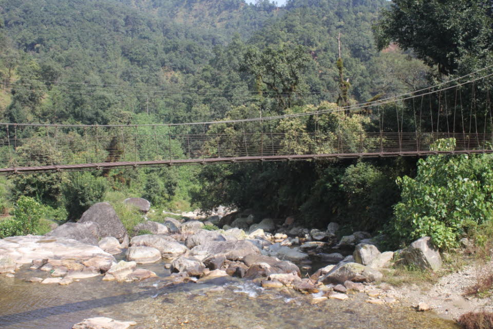 Trekking von Kande nach Panchaase Bhaniyang: Eines der erfolgreichsten Beispiele der Schweizer Entwicklungszusammenarbeit sind die Hängebrücken in Nepal. Während früher Schweizer Ingenieure den Bau begleiteten, werden die Hängebrücken heute von der ZentraQ