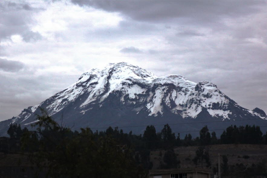Der 6.310 Meter hohe Chimborazo ist nicht nur der höchste Vulkan Ecuadors, sondern aufgrund der Abflachung der Erde an den Polkappen auch der vom Erdmittelpunkt am weitesten entfernte Punkt der Welt ist. Nimmt man den Erdmittelpunkt als Bezugspunkt, so so¼