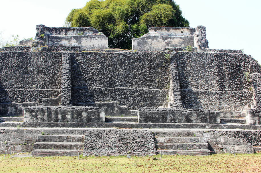 Xunantunich:  Xunantunich (Maya-Aussprache: [Unan-tunit]) ist eine archäologische Stätte der Antiken Maya im Westen, etwa 110 km westlich von Belize City, im Distrikt Cayo. Xunantunich liegt auf einem Bergrücken oberhalb des Flusses Mopan, in Sichtweite dE