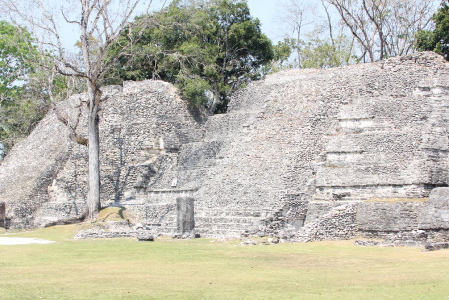Xunantunich:  El Castillo: Es ist das zweithöchste Bauwerk in Belize (nach dem Tempel in Caracol), mit etwa 40 m Höhe. El Castillo ist die "Achse mundi" des Ortes, oder der Schnittpunkt der beiden Kardinallinien. Baubelege deuten darauf hin, dass der TempÔ