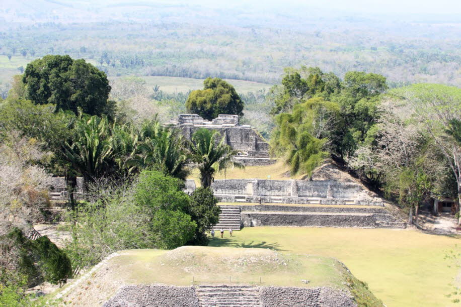 Xunantunich:  Während einer Zeit, in der die meisten Maya-Zivilisationen zerfielen, schaffte es Xunantunich, seine Stadt und seine Macht über andere Gebiete im Tal zu erweitern. Es dauerte ein Jahrhundert länger als die meisten Stätten in der Region. Es i