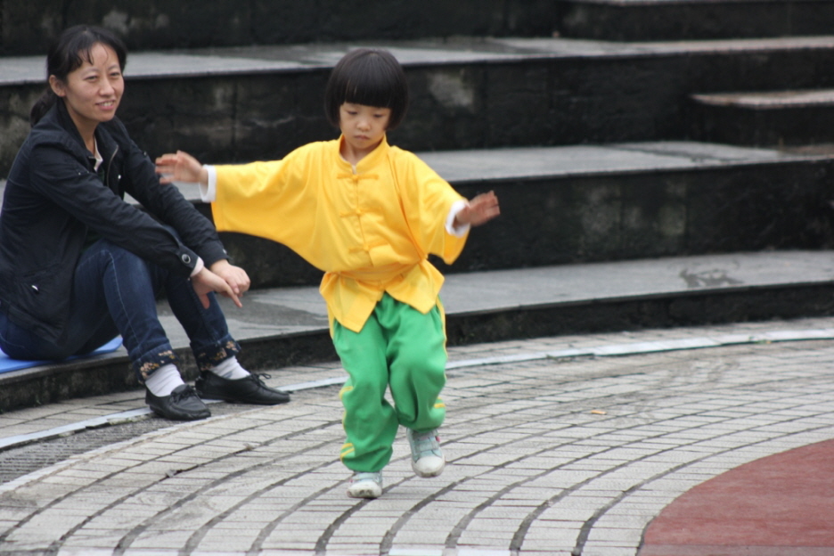Tanzen in Quongqing auf dem Hauptplatz