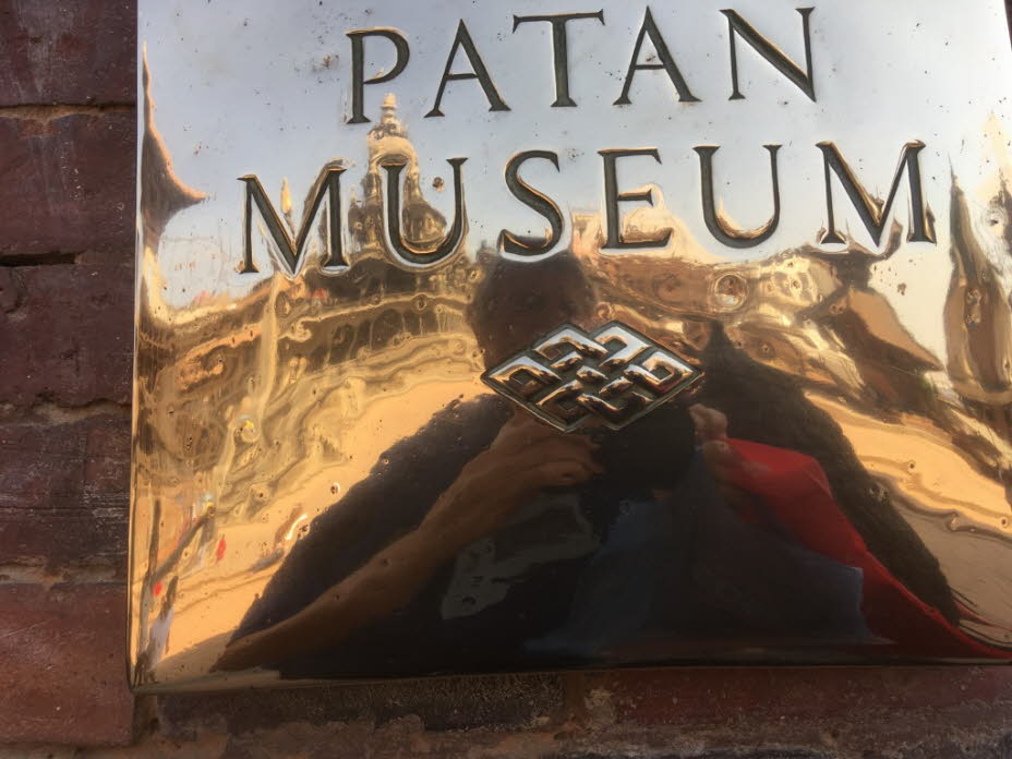 Patanmuseum: Das Patan Museum befindet sich in einem Innenhof im nördlichsten Gebäudekomplex der Region Durbar. Die malerischste Kulisse des Palastes, die durch Frömmigkeit und Stolz an einem so kleinen Ort geschaffen wurde, ist den Menschen heute als Kesç