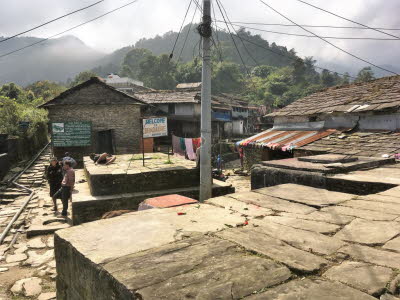 Trekking von Kande nach Panchaase Bhaniyang: Die Gegend um Panchase wird von lokalen Gurung-Gemeinden bewohnt, so dass es keine Städte oder Dörfer für Besucher gibt, um eine Unterkunft zu finden. Der Name dieses herrlichen Berges leitet sich von seiner au¯