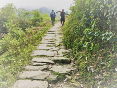 Trekking von Kande nach Panchaase Bhaniyang: Die Gegend um Panchase wird von lokalen Gurung-Gemeinden bewohnt, so dass es keine Städte oder Dörfer für Besucher gibt, um eine Unterkunft zu finden. Der Name dieses herrlichen Berges leitet sich von seiner auŠ