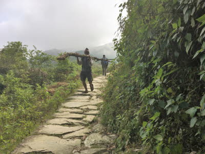 Trekking von Kande nach Panchaase Bhaniyang: Die Gegend um Panchase wird von lokalen Gurung-Gemeinden bewohnt, so dass es keine Städte oder Dörfer für Besucher gibt, um eine Unterkunft zu finden. Der Name dieses herrlichen Berges leitet sich von seiner auç