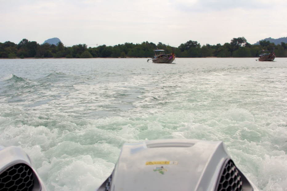 Die schnellste Verbindung von Krabi nach Koh Yao Yai ist per Fähre, sie kostet ?800 - ?1200 und dauert 1Std. Es  gibt eine direkte Fähre ab Chao Fah Pier nach Koh Yao Yai. Die Fähren fahren jeden Tag zweimal.