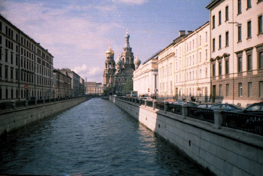 Winterkanal in St Petersburg: Der Winterkanal ist der Schauplatz von Puschkin "Pique Dame". Wo der kleine Kanal die Mojka mit der Newa verbindet, steht das streng klassizische grüne Palais von Alexej Arakschejew, der die Leibeigenen unterdrückte. Katharin