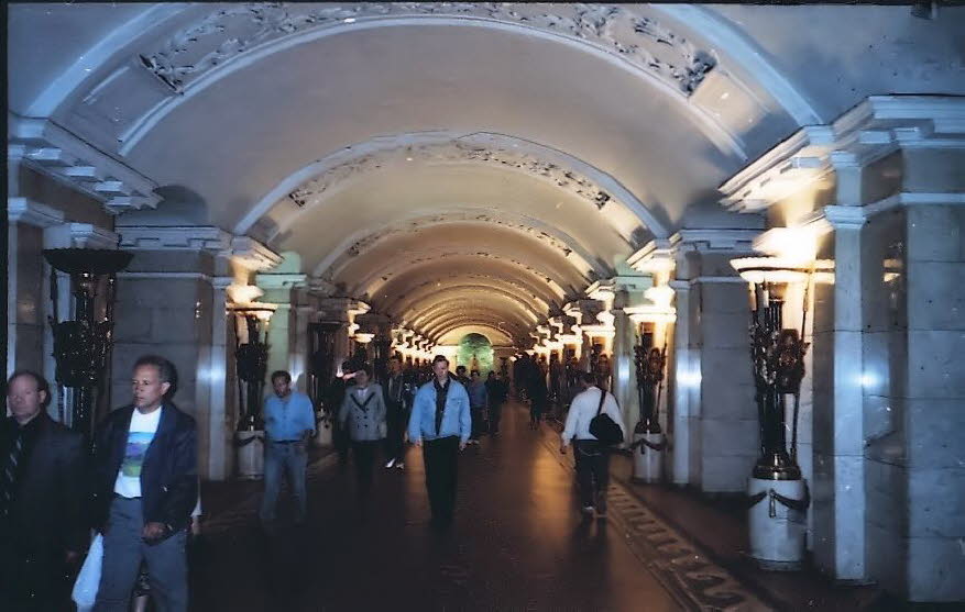 Die Metro Sankt Petersburg  ist bei einer Tiefe von durchschnittlich 50–75 Metern unter der Oberfläche eines der tiefstgelegenen U-Bahn-Systeme der Welt, da das Newadelta ist sehr tief vermoort ist. Die erste Linie wurde am 15. November 1955 eröffnet. Die