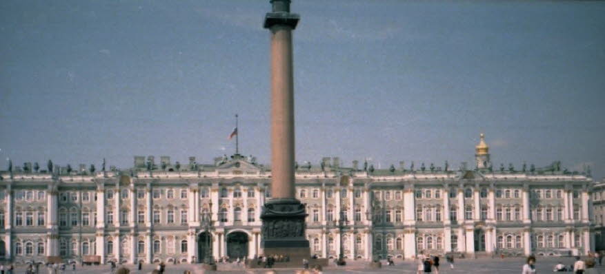 Winterpalast St Petersburg: Der Name „Hermitage“ stammt aus dem Altfranzösischen und bedeutet Einsiedelei. Hierhin zogen sich die Zaren vom politischen Alltag zurück, um sich nur mit Kunst und Muse zu umgeben.