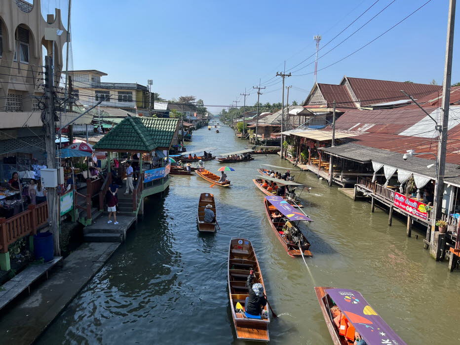 Schwimmende Märkte 2025: nur Touristen, kein Handel der Einheimischen. Die schwimmenden Märkte in Bangkok verschwinden nicht vollständig, befinden sich jedoch in einem Wandel. Während einige, wie der Damnoen Saduak Floating Market, weiterhin florieren und