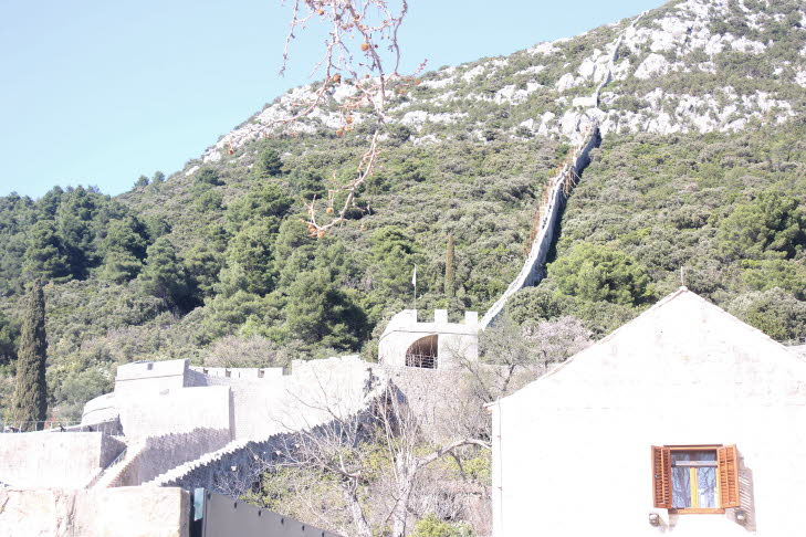 Die beeindruckenden Mauern von Ston wurden als Kroatiens Antwort auf die Große Mauer von China beschrieben. Natürlich ist das Bauwerk nicht ganz so lang wie sein chinesisches Pendant (9.000 km), aber mit fünf Kilometern Länge ist es immer noch ein sehr be