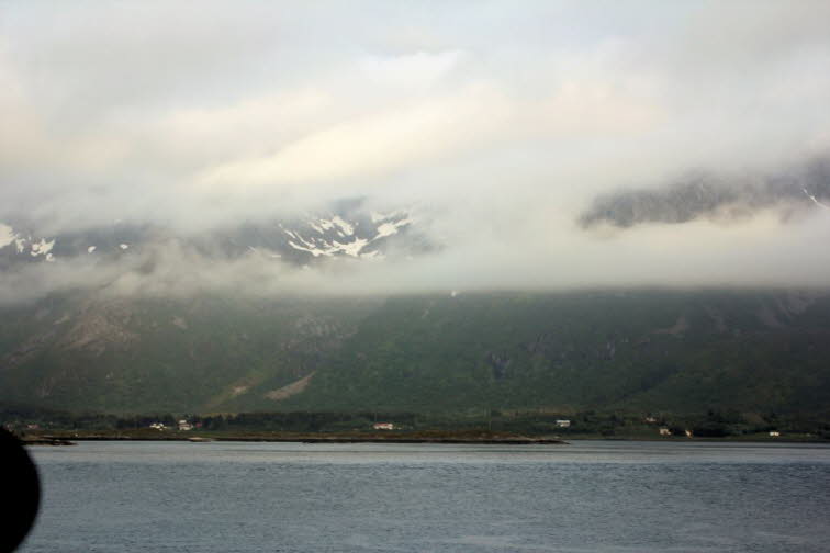 Wo liegen die Lofoten? Die Lofoten-Inseln sind auf einer Karte leicht zu erkennen. Die Inseln ragen aus einem der engsten Abschnitte Norwegens weit in das eiskalte Nordmeer hinein. Die größte Siedlung, Svolvær, liegt auf 68°14' Breite. Das ist so weit nör