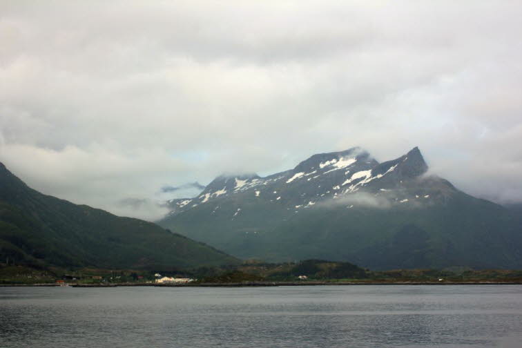 Warum die Lofoten besuchen? Kristallklares Wasser, bemerkenswerte Sandstrände, unglaubliche Granitgipfel, die aussehen, als wären sie von Kindern gezeichnet worden, Wanderwege in Hülle und Fülle, Seekajakfahren, Angeln… Die westlichste Insel, Moskenesøy, 