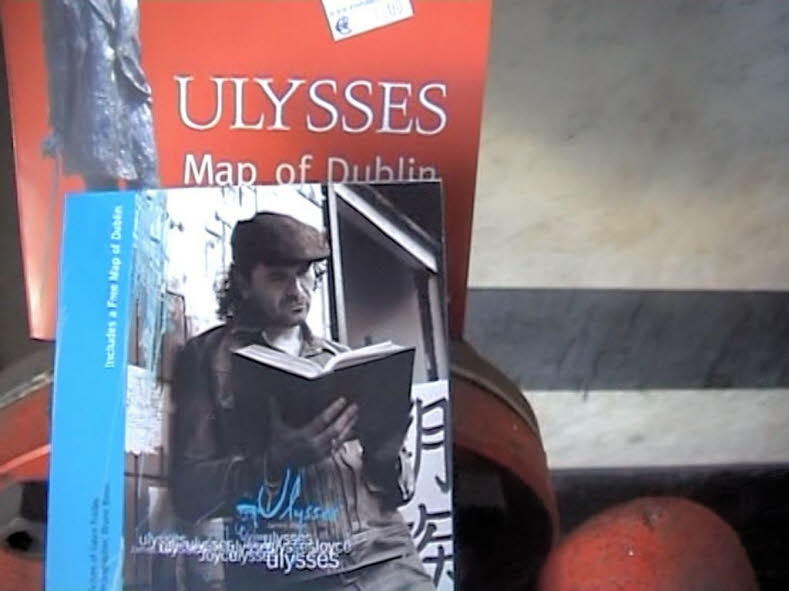 Die Handlung des Romans „Ulysses“ findet in Dublin statt und schildert die Geschehnisse eines einzigen Tages, des 16. Juni 1904. Am Bloomsday pilgern Fans und Freunde, Leser (und Nicht-Leser) des Romans zu den „realen“ Schauplätzen der fiktiven Ereignisse