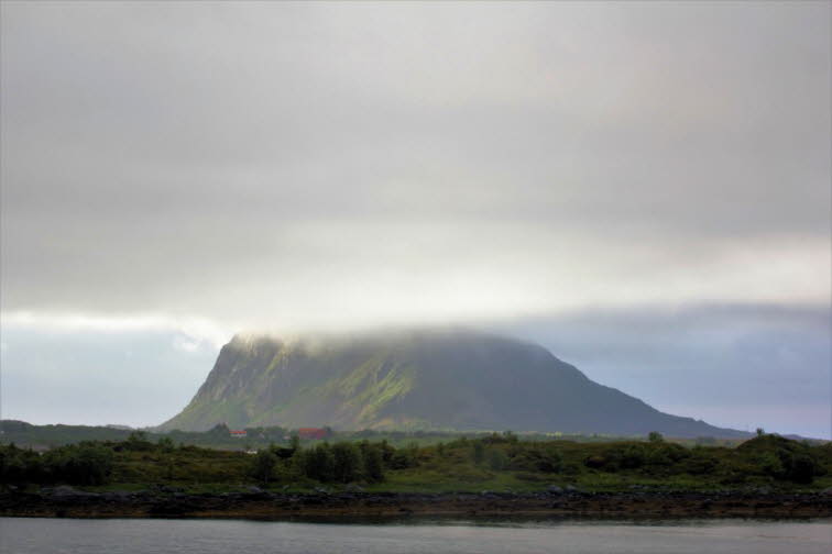 Fotografie: Das sich ständig ändernde Wetter auf den Lofoten schafft faszinierende Beleuchtungsmöglichkeiten für professionelle Fotografen und Selfie-suchende Amateure gleichermaßen. Aber ein kurzes Wort für die Amateure! So verlockend es auch sein mag, m