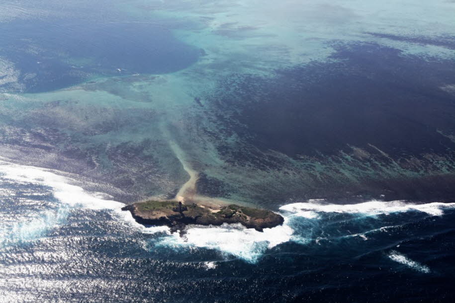 Rodrigues (französisch: Île Rodrigues; kreolisch: Rodrig) ist eine 108 Quadratkilometer große autonome Außeninsel der Republik Mauritius im Indischen Ozean, etwa 560 Kilometer östlich von Mauritius. Sie ist Teil der Mascarene-Inseln, zu denen Mauritius unÜ