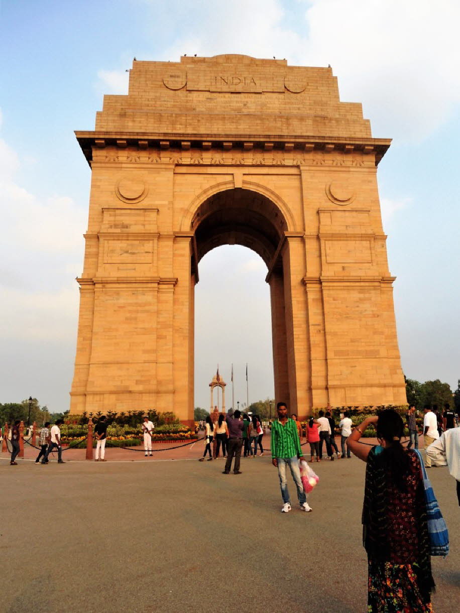 Dehli Das Indische Tor Das India Gate, offiziell „All India War Memorial“, ist 1921 von Lutyens entworfen worden. Der 42 m hohe Bogen ähnelt dem Arc de Triomphe in Paris. Es erinnert an die 90.000 indischen Soldaten, die im Ersten Weltkrieg für Großbritan