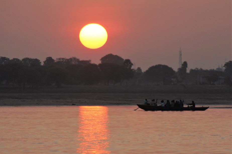 Varanasi Morgen auf dem Ganges - Varanasi ist Indiens heiligste Stadt für Hindus. Die aufgehende Sonne und Mutter Ganga werden begrüßt. Der Gangesist der heiligster aller Flüsse.