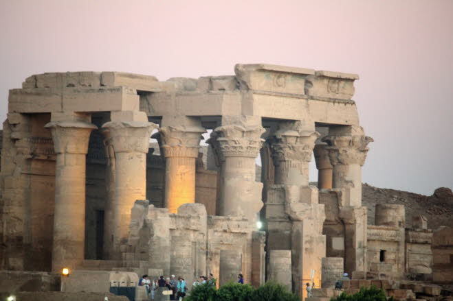 Der Tempel von Kom Ombo ist Sobek und Horus dem Älteren gewidmet und hat zwei identische Eingänge, Säulenhallen und Heiligtümer.