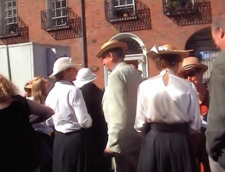 James Joyce-Darsteller in Dublin, Irland am 16.6.2004:Zu den beliebtesten irischen Folkgruppen gehören The Dubliners, The Chieftains, Clannad, Altan und Planxty. Weitere bekannte Gruppen sind The Bothy Band, Dervish und Lúnasa. Auch The Pogues gelten als 