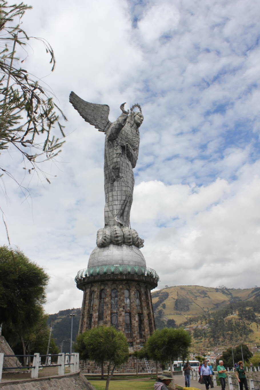 El Panecillo (deutsch das Brötchen) ist der Name eines Hügels mitten in Quito, der Hauptstadt Ecuadors. Quito liegt bereits über 2.800 Meter über dem Meeresspiegel. El Panecillo erhebt sich nochmals etwa 200 weitere Meter und erreicht insgesamt eine Höhe 