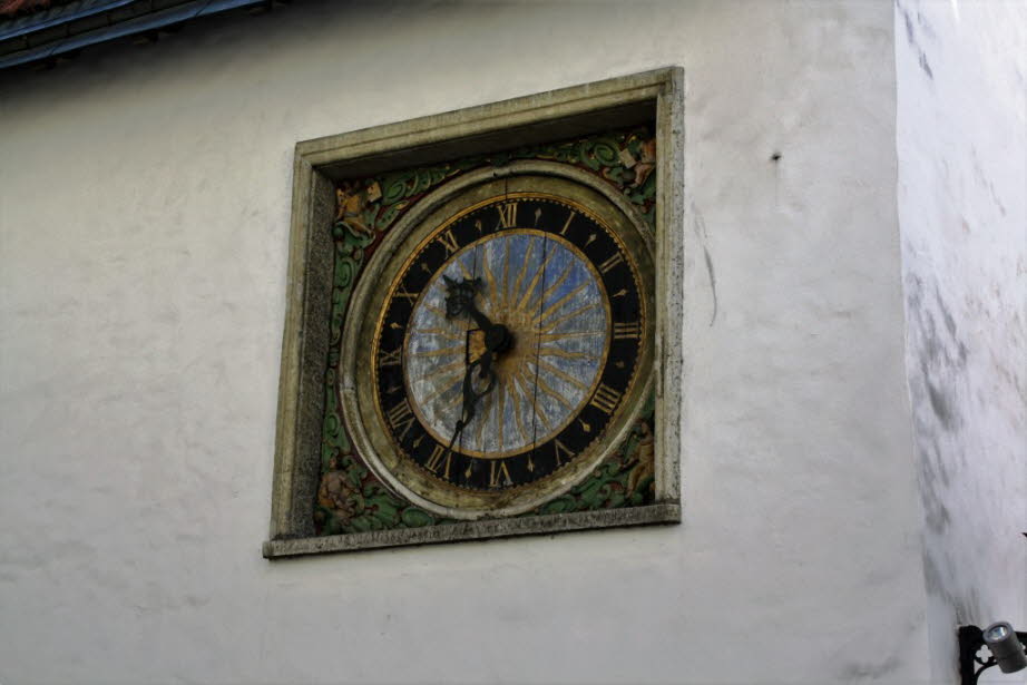 Alte Uhr an der Kirche des Heiligen Geistes, Tallinn, Estland 
