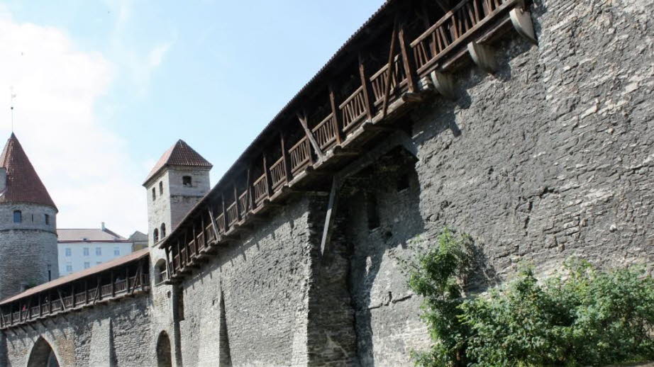 Stadtmauer von Tallinn - Mit den 2 Kilometern, die von der ursprünglichen Stadtmauer noch übrig sind, kann Tallinn mit einem der besterhaltenen mittelalterlichen Befestigungsanlagen in Europa aufwarten. Zu einem großen Teil ist es gerade dieses System mitQ