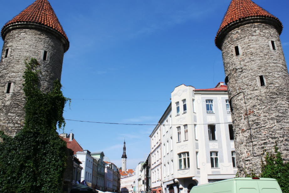 Das Viru-Tor war Teil des Verteidigungssystems der im 14. Jahrhundert erbauten Stadtmauer von Tallinn. Ein paar Jahrhunderte später hatte es bereits 8 Tore, die aus mehreren Türmen und Vorhangfassaden bestanden, die sie verbanden. Der Hauptturm eines Tore