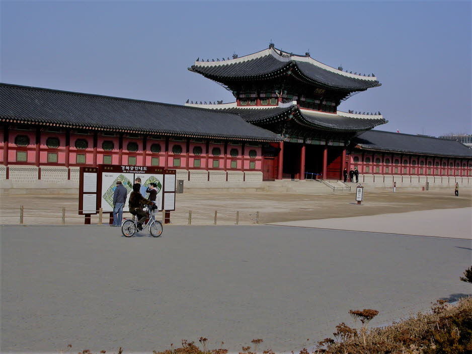 Gyeongbokgung -Palast in Seoul: Gyeongbokgung, auch bekannt als Gyeongbokgung Palace oder Gyeongbok Palast, war der wichtigste königliche Palast der Joseon-Dynastie. Er wurde 1395 erbaut und befindet sich im Norden von Seoul, Südkorea. Der größte der fünf