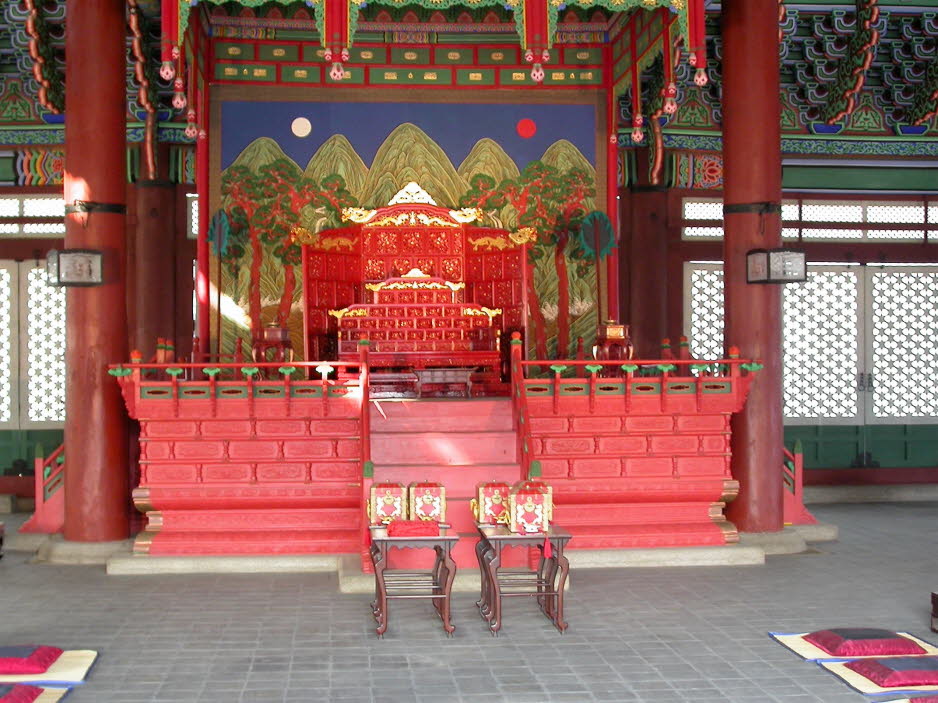 Geunjeongjeon , auch bekannt als Geunjeongjeon Hall, ist der Thronsaal, in dem der König seinen Beamten offiziell Audienzen gewährte, Erklärungen von nationaler Bedeutung abgab und während der Joseon-Dynastie ausländische Gesandte und Botschafter begrüßte