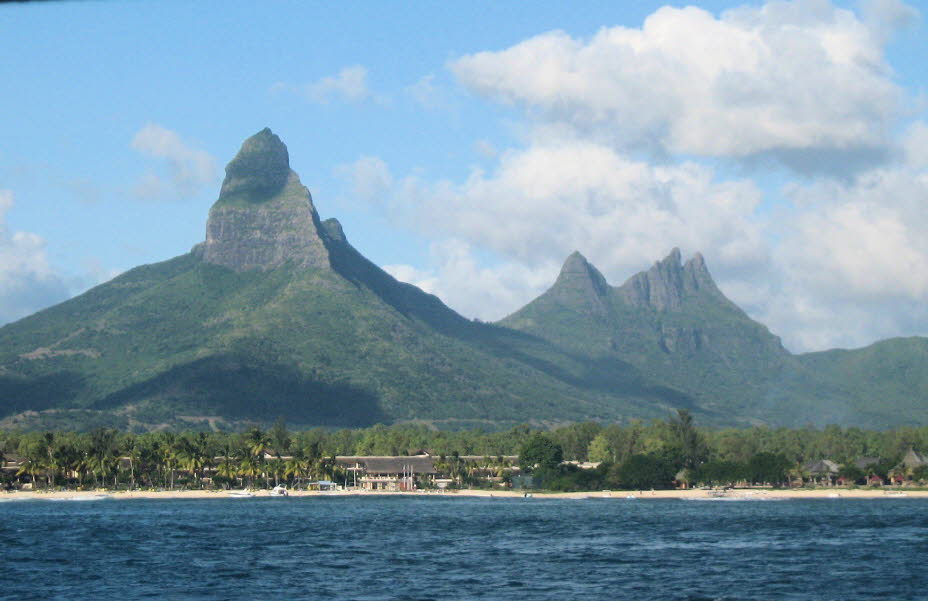 Die Gipfel von Mauritius sind nicht so hoch wie die der benachbarten Insel La Réunion, aber es macht Spaß, sie zu erwandern. In der Nähe von Saint-Louis bilden Pieter-Both, Pouce und Mount Signaux einen schützenden Kreis um die Hauptstadt. Inmitten der Hü