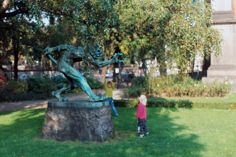 Kopenhagen, Dänemark  Skulptur von Niels Hansen Jacobsen (1861 - 1941) 1896: Troll, der das Blut eines Christen riecht. Er weiß nur nicht, ob die junge Dame eine Christin ist.