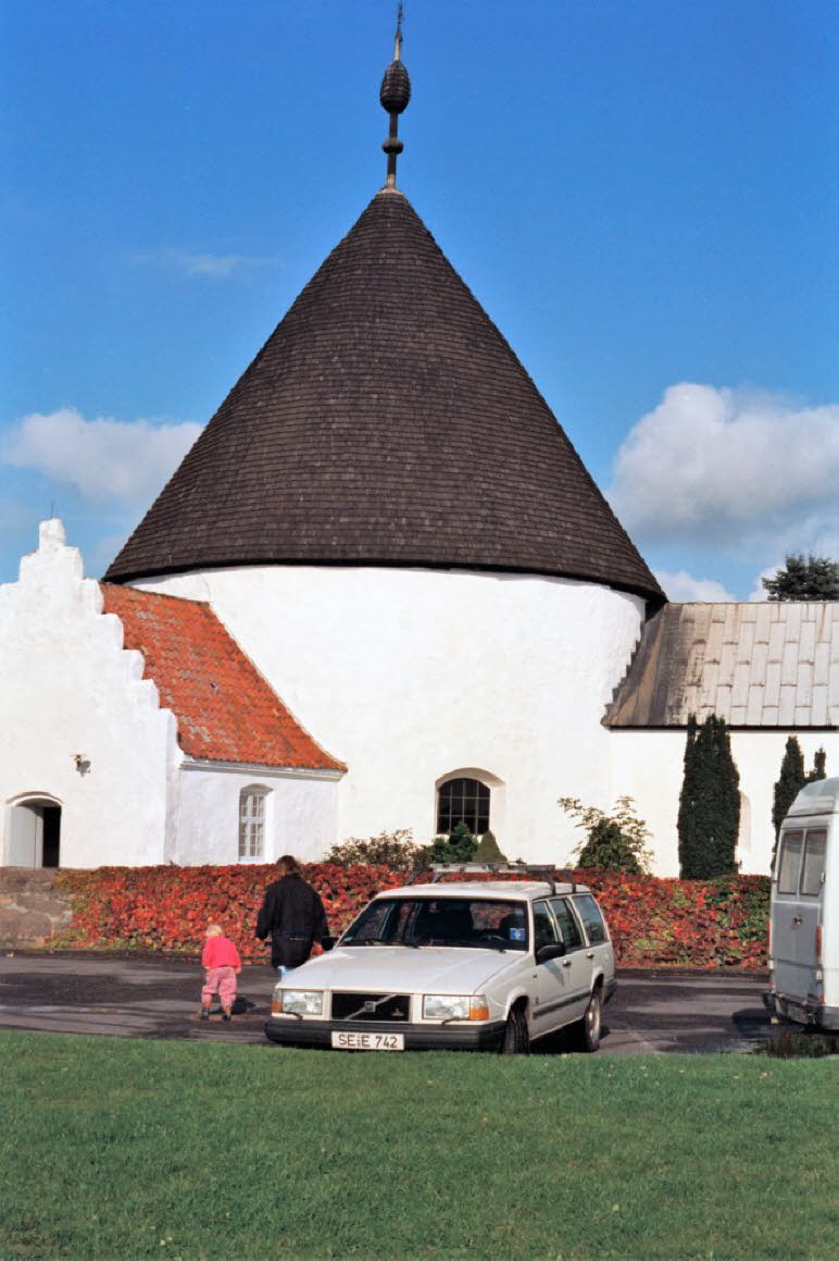 Bornholm hat vier mittelalterliche Rundkirchen, die als Andachtstätten, Festungen, Schutzorte und Lager dienten. Sie  kreisförmig und mit mehreren Stockwerken angelegt. Im Mittelpunkt steht ein Zentralpfeiler. Das Dach wird durch Streben und  starke, gekaX