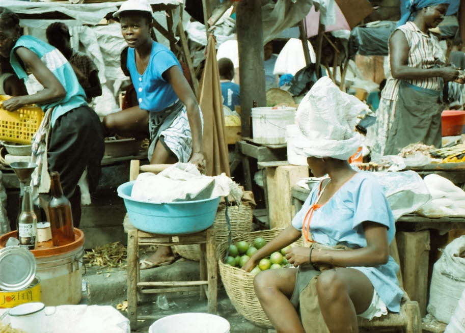 Markthalle in Cap-Haïtien: Dieser lebhafte Markt, der nach dem legendären Eisenmarkt von Port-au-Prince benannt wurde, befindet sich in einem Pavillon aus Gusseisen aus der viktorianischen Zeit. Der 1890 unter dem haitianischen Ingenieur Alexandre Bobo er