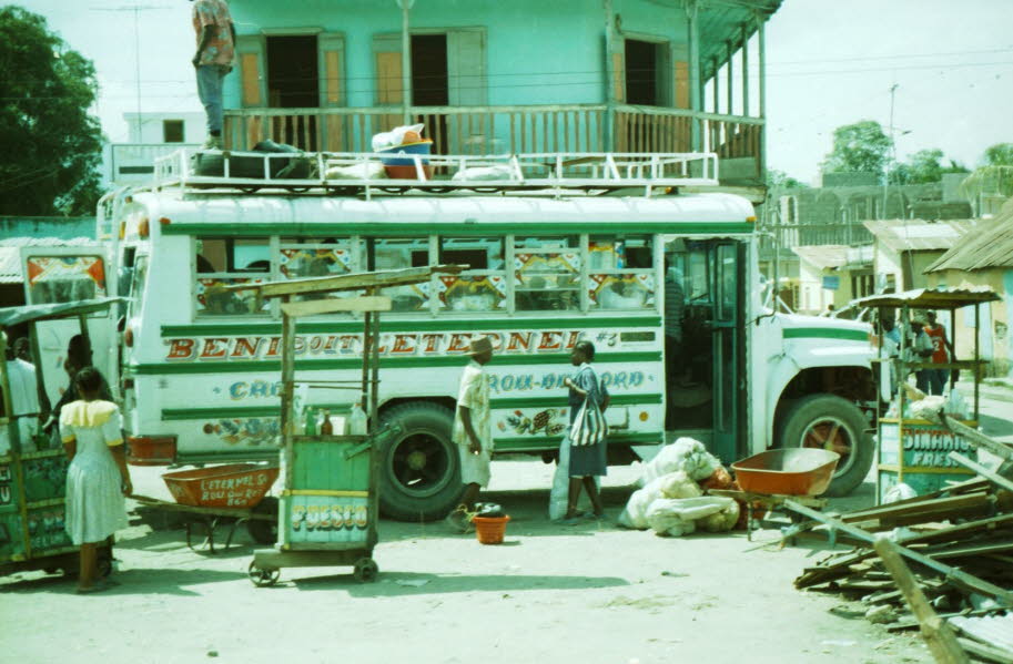 Bus vor der Markthalle in Cap-Haïtien