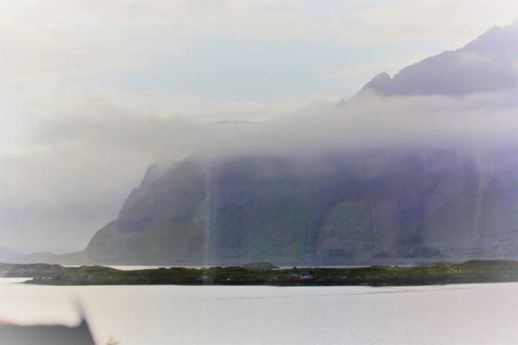 Surfen: Das tiefe Meer, das die Insel Vestvågøy umgibt, fällt ab, wenn es sich dem Strand von Unstad nähert, was diese Bucht zu einem Magneten für Kaltwassersurfer macht. Es ist in der internationalen Surf-Community als einer der besten Orte in ganz Europ